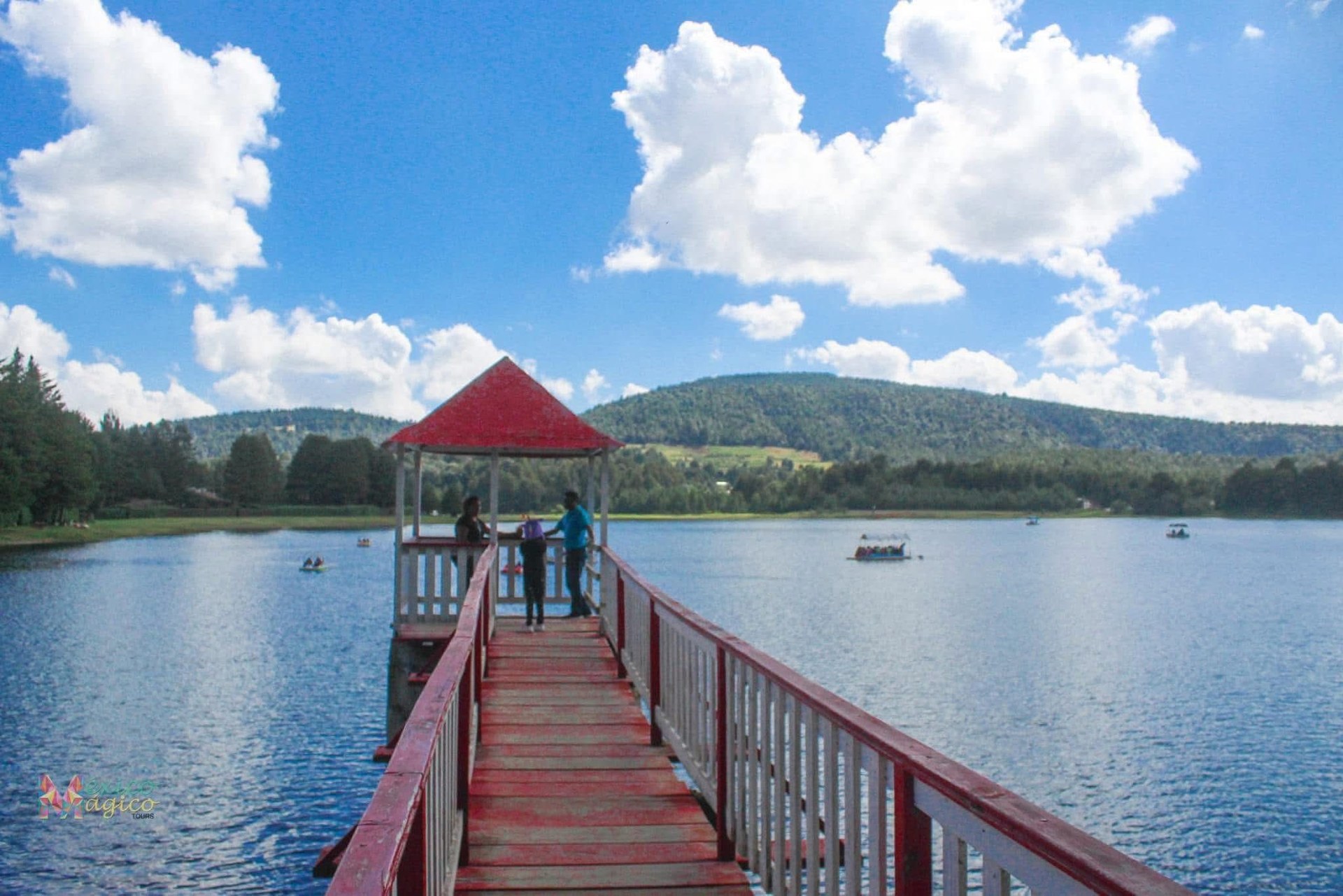 Lago y muelle en una experiencia de México Mágico Tours