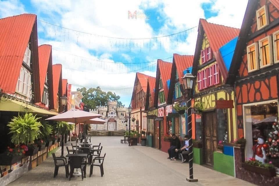 Pueblo temático y colorido